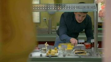 Mann wählen Bäckerei im Selbstbedienung Buffet video