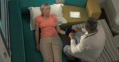 läkare mätning blod tryck och inspelning den i läsplatta video