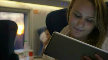 femme voyageant en train avec tablet pc video