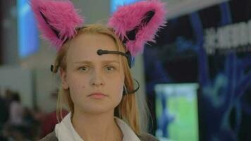 mujer en controlado por el cerebro gato orejas video