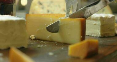 Schneiden ein Portion von das Käse video