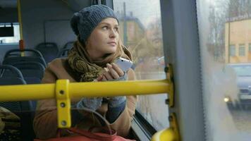 mulher com smartphone andando de ônibus video