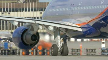 ver a el pasajero avión con trabajando motores video