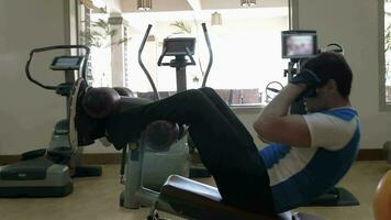 homem fazendo abdômen exercício dentro a Academia video