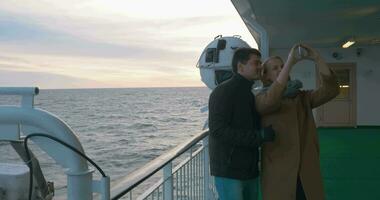 joven Pareja haciendo teléfono selfie en bordo del barco video