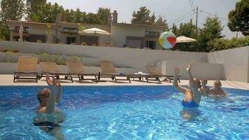 giocando pallavolo nel il nuoto piscina video