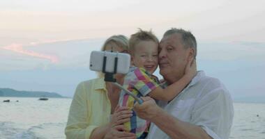 content selfie avec grands-parents video
