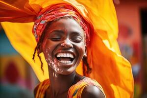 retrato de un hermosa africano mujer con naranja bufanda sonriente. foto