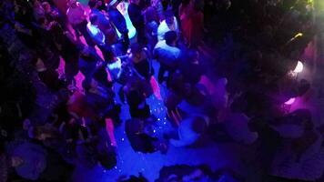 pessoas em dança chão dentro a clube, aéreo Visão video