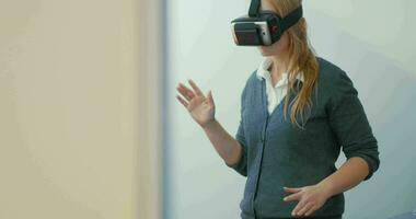 Frau unterhaltsam mit VR-Headset zum Handys video