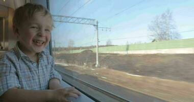Junge winken Hand aus von das Zug Fenster video
