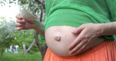 zwanger vrouw Holding een echo beeld video