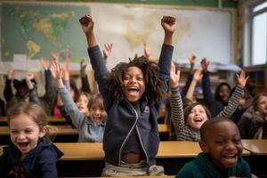 frente ver de contento africano americano Chica de escuela levantamiento manos en salón de clases foto