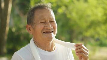 asiático mayor ejercicio contento sonrisa, reír, positivo emoción. salud estilo de vida y ejercicio concepto. foto