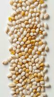 ai generativo palomitas de maiz y maíz semillas en blanco antecedentes comida antecedentes foto