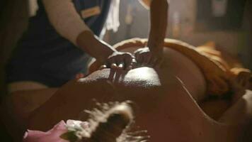 heiß Steine Massage im Sonnenlicht video