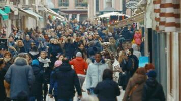 überfüllt Einkaufen Straße im Venedig, Italien video