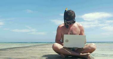 bezig Mens in snorkel en masker met laptop video