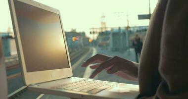 Frau mit Laptop beim das Bahnhof Plattform video