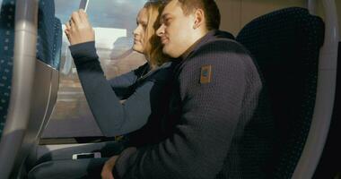 feliz casal levando selfie em trem video