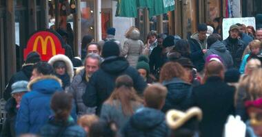 Menge von Touristen im beschäftigt Straße Venedig, Italien video