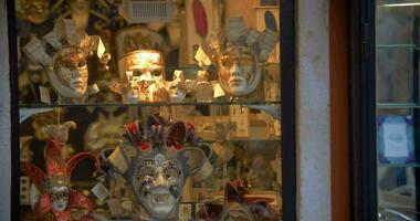 venezianisch Masken im Glas Schaufenster video