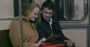 couple avec tablet pc dans les transports publics video