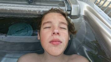 adolescente desfrutando caloroso ao ar livre banho video
