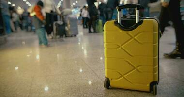amarelo mala de viagem em a chão às lotado aeroporto video
