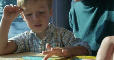 Kind und Mutter lesen Kinder Buch im Zug video