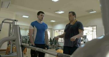 Gym instructeur donnant consultation à une homme video