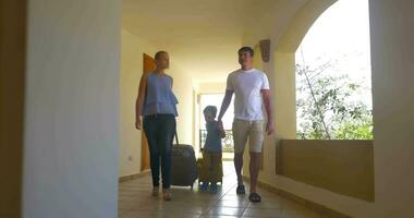 familia con laminación pantalones en hotel corredor video