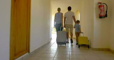 famiglia di tre con roll-on borse nel Hotel video