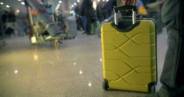 homem levando rolando saco e caminhando longe às a aeroporto video