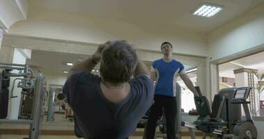 homens fazendo abdominais e Banco pressione exercícios video