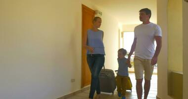 Familie rollen Wagen Taschen entlang das Hotel Passage video