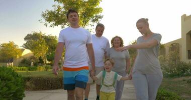 familie wandelen buitenshuis Aan zomer toevlucht video