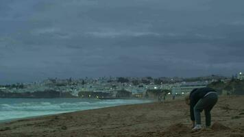 bâtiment de le sable par le océan dans le soir video