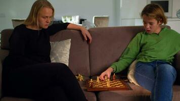 spelar schack med mamma på Hem 5 video