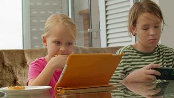 Siblings at mealtime video