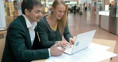 jung Geschäftsleute Arbeiten draußen das Büro video