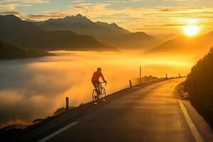 un temprano Mañana paseo - el del ciclista aventuras mediante un montaña pasar ai generativo foto