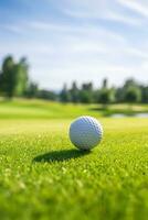 esencia de golf en un soñador día con un pelota en el primer plano en contra un iluminado por el sol horizonte ai generativo foto