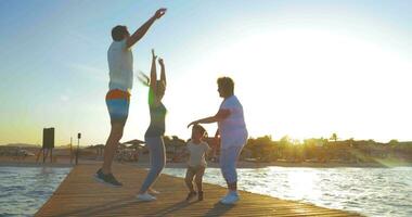 família tendo Diversão durante a manhã exercícios video