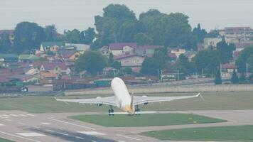 sochi, Russia agosto 02, 2022 - passeggeri aereo airbus a330 di io volo partenza a sochi aeroporto. aereo di linea volante lontano, lungo tiro posteriore Visualizza. turismo e viaggio concetto video