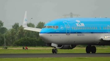 Amsterdam, de Nederland juli 27, 2017 - boeing 737 van klm remmen na landen Bij schiphol luchthaven, Amsterdam. civiel vliegtuig aankomst video