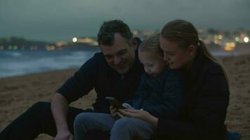 familie nacht Bij oceaan kust video