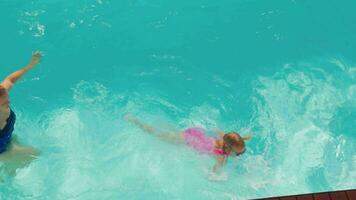 madre y hija en piscina video