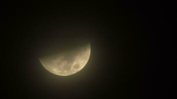 metà Luna in movimento nel buio cielo video