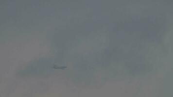 passager avion est en volant dans le des nuages et brouillard video
